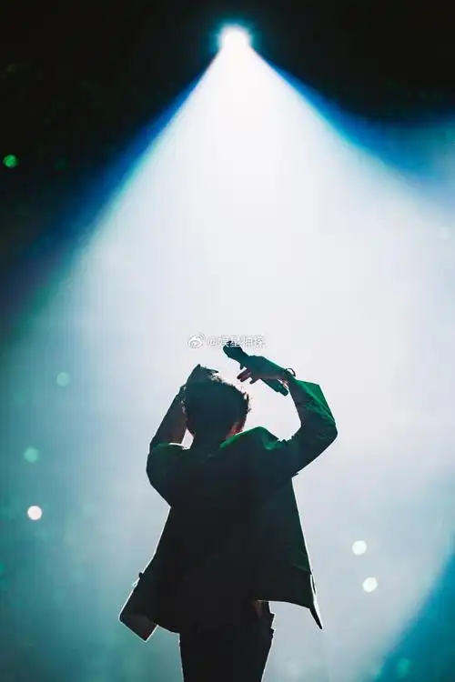 王源巨型气球玫瑰##王源聚光灯下的背影