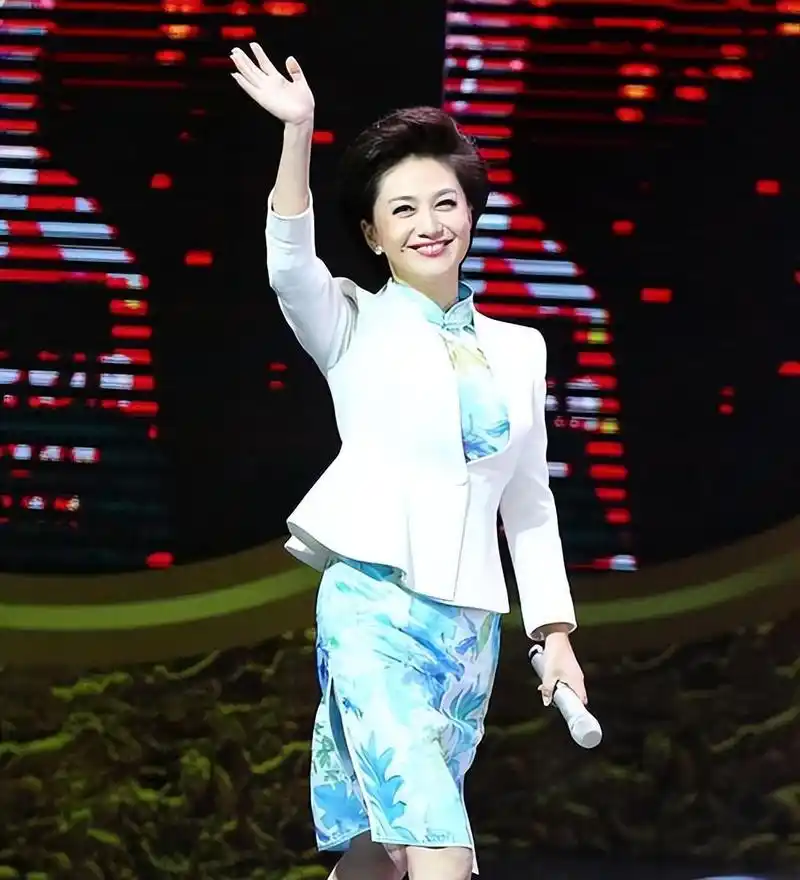 她是央视有名的女主持人,才貌双全却愁嫁,后来嫁给教授,很幸福