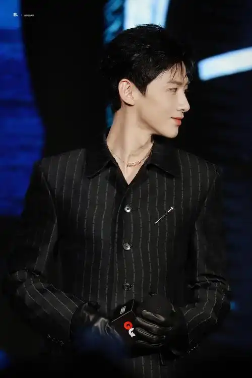 白敬亭gq红毯采访无滤镜镜头里侧颜绝绝子加更第二套造型