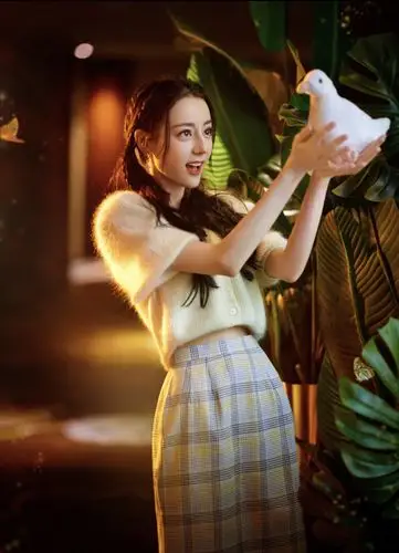 迪丽热巴晒搞怪美照,手捧"鸽子"笑靥如花,表情多变可爱十足