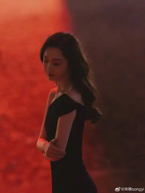 宋轶漫画身材#宋轶真的好薄一片,今日份红色系的穿搭,用实力告诉大家