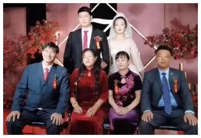 "大衣哥"儿子新婚照曝光,岳父母一脸富贵相,亲姐姐竟不见踪影