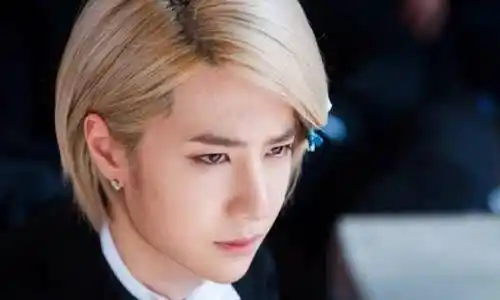 王一博出道照片流出,发型犀利似非主流,网友表示:太辣眼