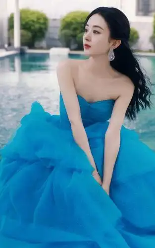 赵丽颖一身明蓝色公主蛋糕裙出席金鹰节晚会,女神魅力动人!