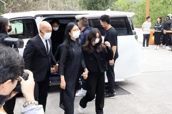 可见女儿刘向蕙尽得父母真传,拥有一双大眼及高鼻子,长得十分清秀.