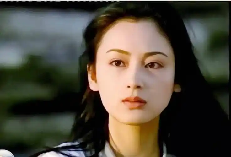 她曾是"大陆第一美人",看年轻旧照就知道她巅峰时到底有多美了