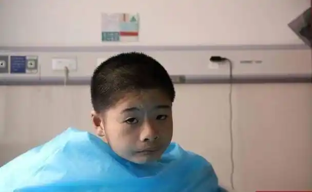 遭亲妈遗弃街头男孩双脚严重冻伤截肢后恢复良好_孩子_小男孩_手术