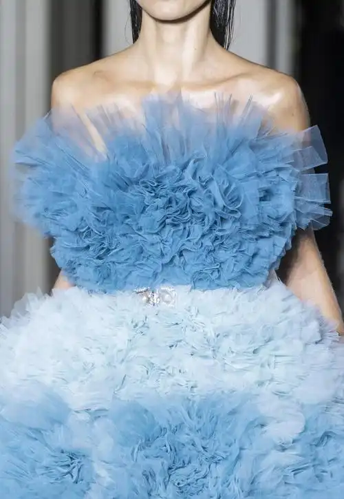zuhair murad蓝色高定礼服:t台秀场钉珠亮片细节,色调浓郁