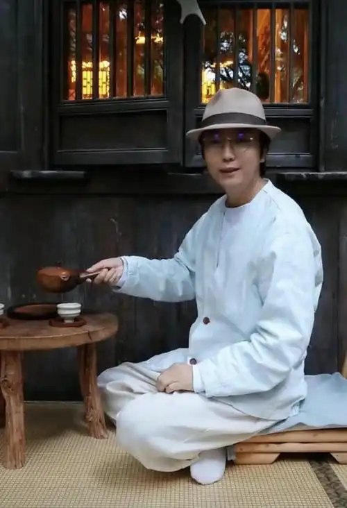 作为才华横溢的男歌手,李玉刚凭借在《星光大道》上的出色表现走红