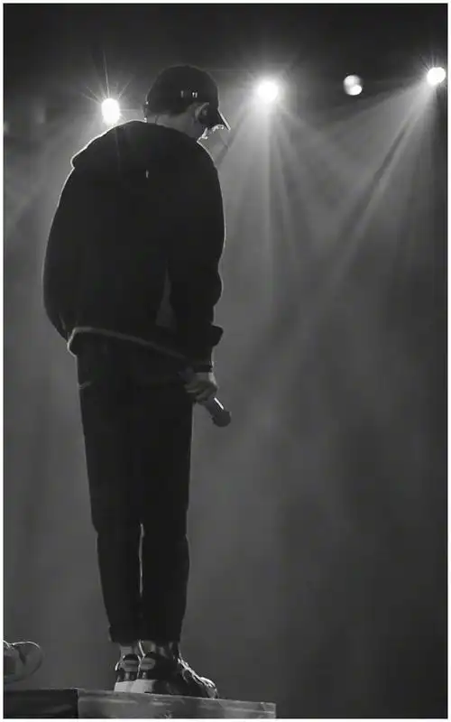 易烊千玺背影杀人 未能相见也甘愿追随