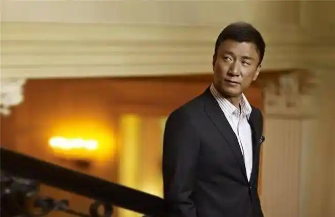 "颜王"孙红雷努力工作到半夜,下班后变身"潮男"_西装_演技_形象