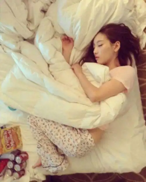 女星睡觉时候的照片,范冰冰真美,刘亦菲神奇,阿娇就厉害了