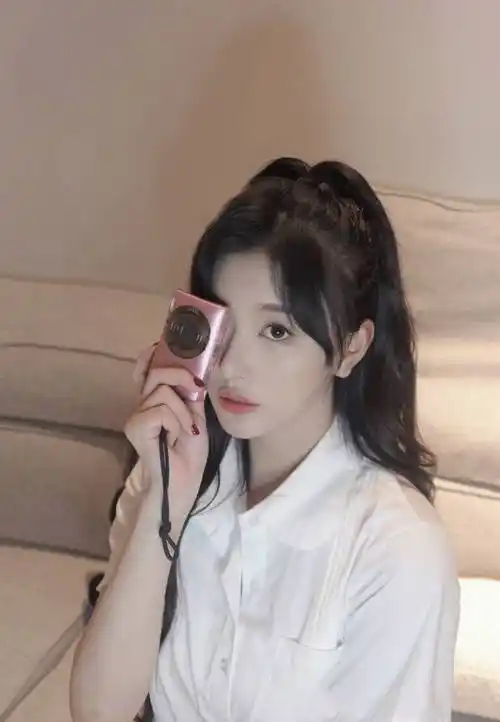 孔雪儿穿衬衫短裙气质清纯披肩微卷发灵动又可爱