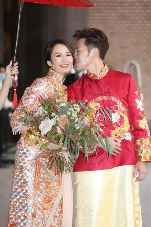 郭富城出席好友婚礼送大红包,新娘子带球出嫁,满手金镯超风光