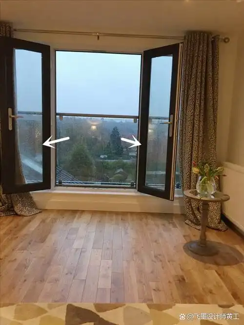 指望玻璃窗封阳台你就错了,老师傅仅用一扇玻璃门就搞定,够灵活