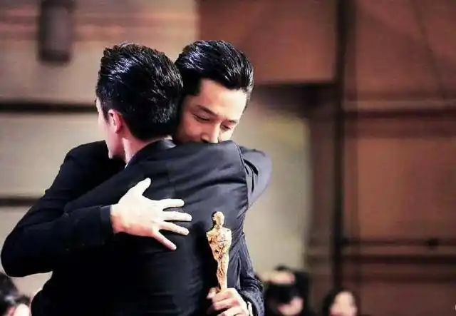 霍建华问要不要抱女儿,胡歌不要女儿,要她爸爸!