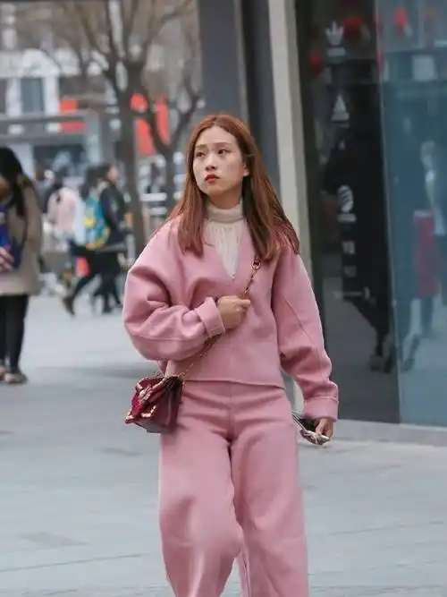 街拍:姑娘一身粉色的打扮,俏皮又可爱_女孩_时尚_元好