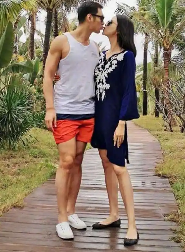 张梓琳低调为女儿庆生,圈外老公露面秀身材,长大女儿美如公主