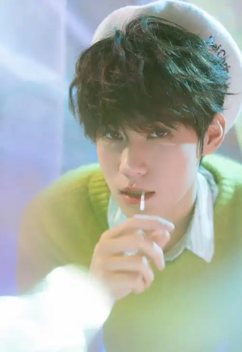 张真源绿色格林系列plog,很有春日的感觉,含着棒棒糖有点暧昧了