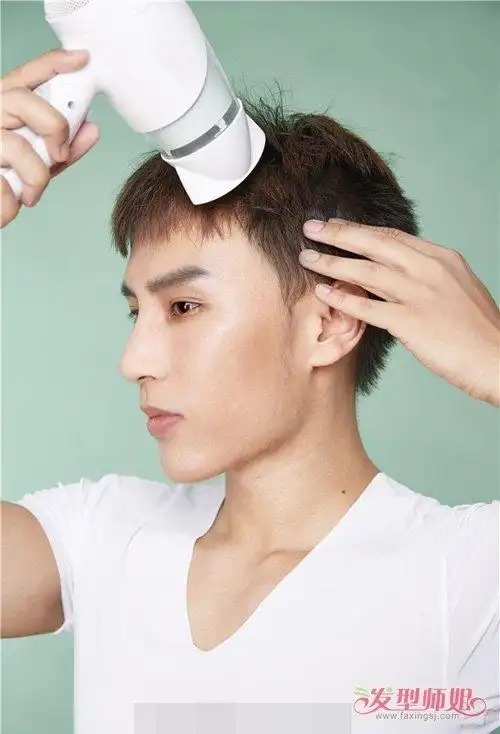 男生利用吹风机吹发型技巧图解 轻松打造出阳光有活力的短卷发