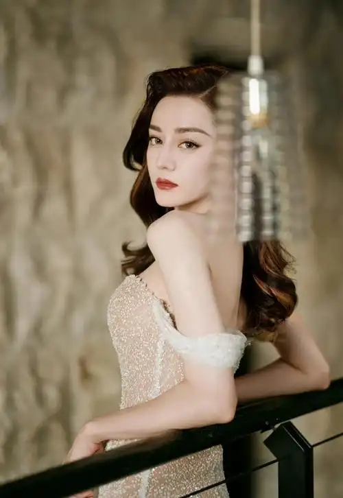 迪丽热巴穿抹胸高开叉薄纱裙,风情万种,楚楚动人!__财经头条