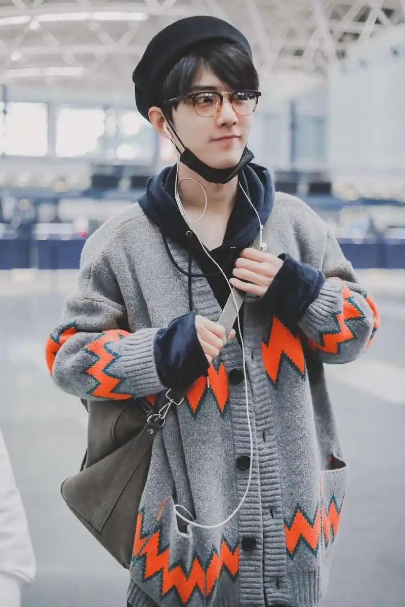 日系风清新:开衫毛衣加贝雷帽不得不说,肖战不愧为设计师出身,各种穿