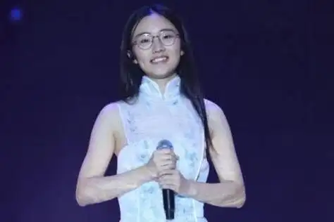 郭沁现状如何 为什么郭沁坐椅子唱歌