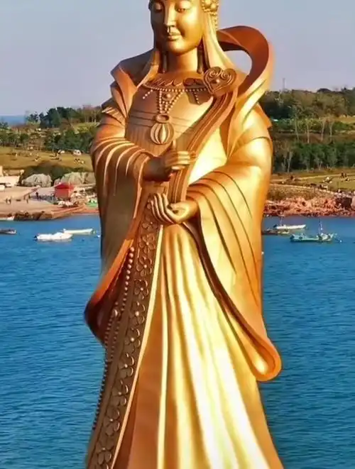 这是位于山东青岛的妈祖庙上的黄金妈祖,金身巍峨端庄,宏伟