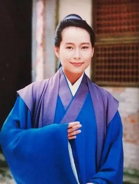 58岁许仙叶童晒近况吃路边摊性格开朗又随和