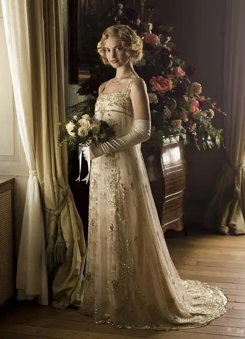 《唐顿庄园》中罗丝小姐的婚服,这是一件真正的二十年代旧物