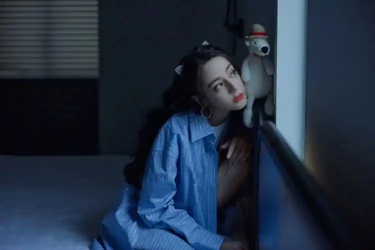 迪丽热巴穿蓝色条纹衬衫,可爱微甜,超养眼