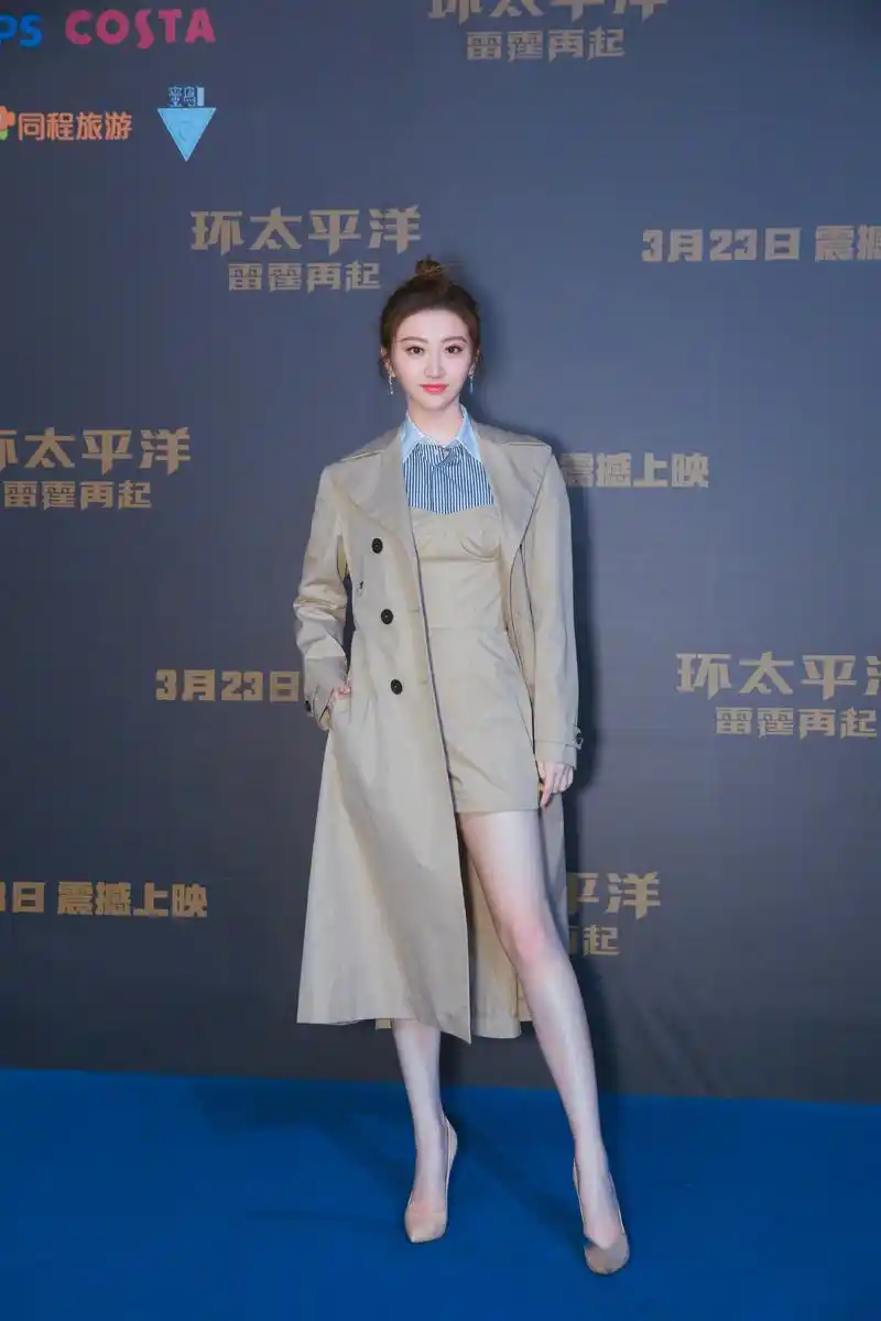 发布会现场高清大图来啦~卡其色风衣搭配同色短裤,一