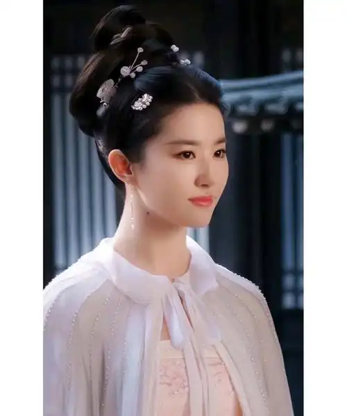 神仙姐姐刘亦菲而颜值大家有目共睹,她的眼神,举止都是那么的落落大方