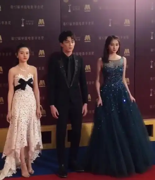 关晓彤与宋祖儿,相差7厘米,两人同框对比,才知身高有多重要