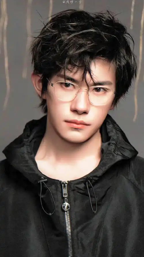 易烊千玺elle3月刊封面