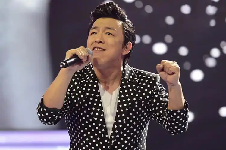 小时候热衷于唱歌的黄渤,在进入娱乐圈之前,他心心念念的是想做一位