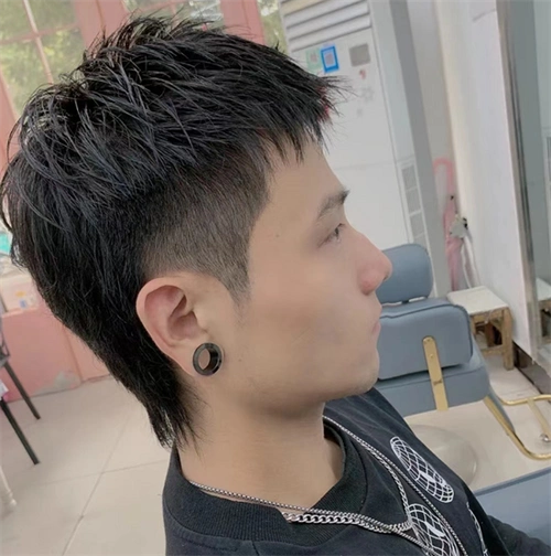 日系定位烫处理的狼发,显得发量多,发型又非常时尚有型.