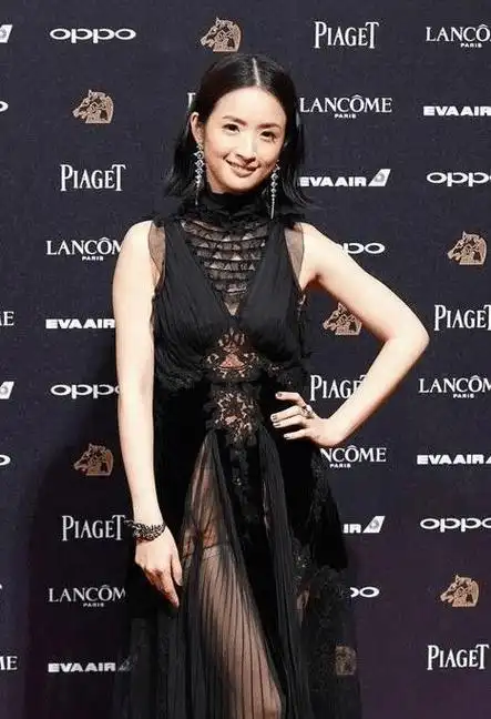 林依晨赢了一身设计感网纱长裙真挺吸睛看起来淡定又从容