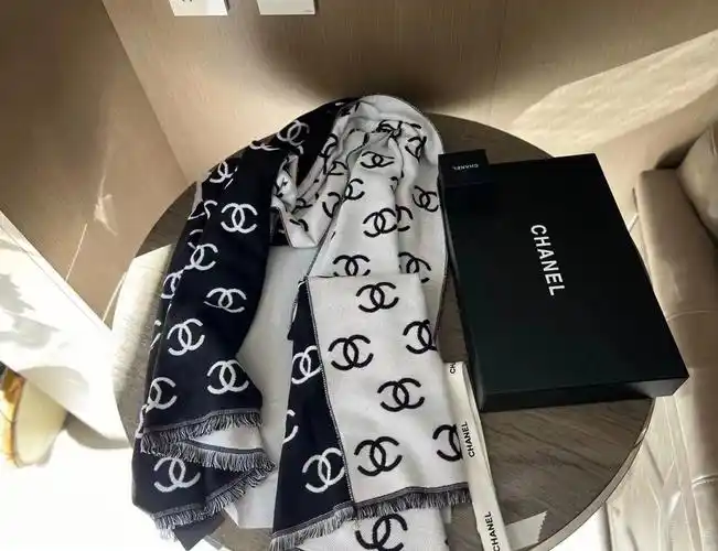 黑白配色经典百搭不会过世,日常通勤都超级ok#chanel  #香奈儿围巾