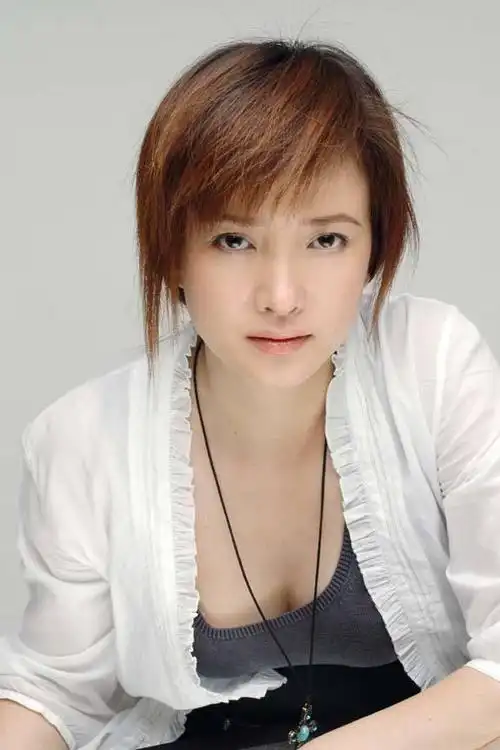 54岁何晴难逃中年发福,衬衫配半身裙现水桶腰,笑出双下巴真富态