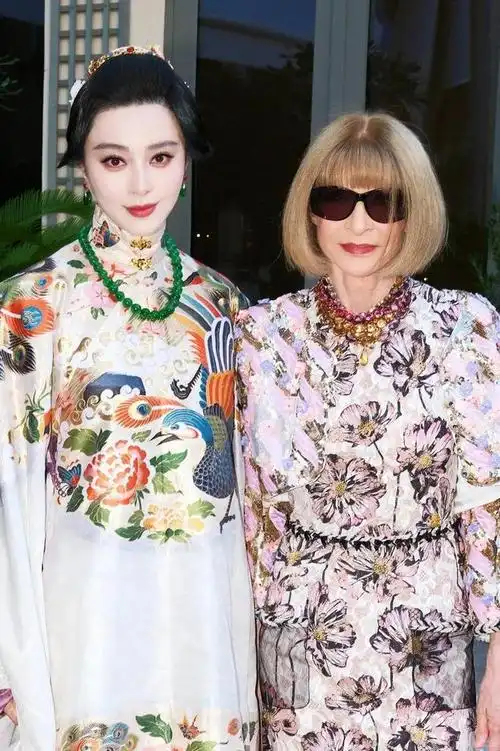 范冰冰不愧是传统文化传播者!身着汉服亮相国外活动,自成一派的妩媚