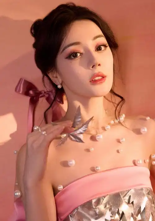 迪丽热巴银枫珍珠裙##迪丽热巴大长腿美照