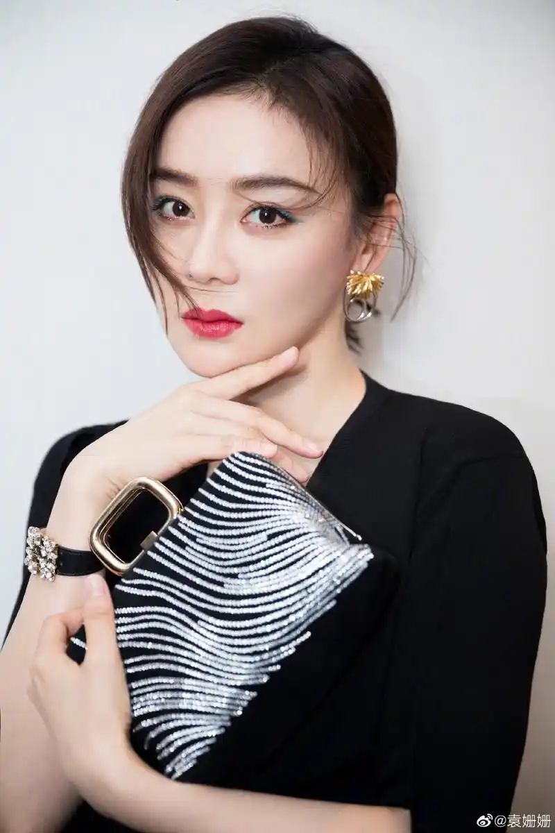 袁姗姗捧脸拍照笑靥如花深v上衣搭配皮裙凸显好身材