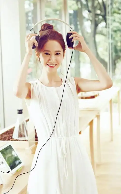 韩国美女林允儿清新夏日写真手机壁纸