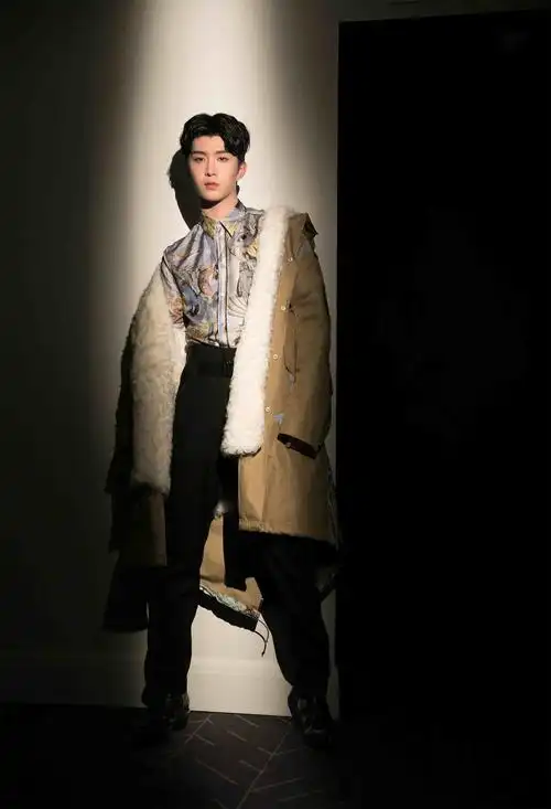 范丞丞应邀亮相纪梵希大秀 印花造型尽显酷盖青春本色