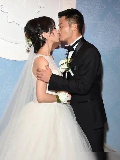 吴京被拍和谢楠散步紧搂娇妻不撒手十指紧扣好甜蜜