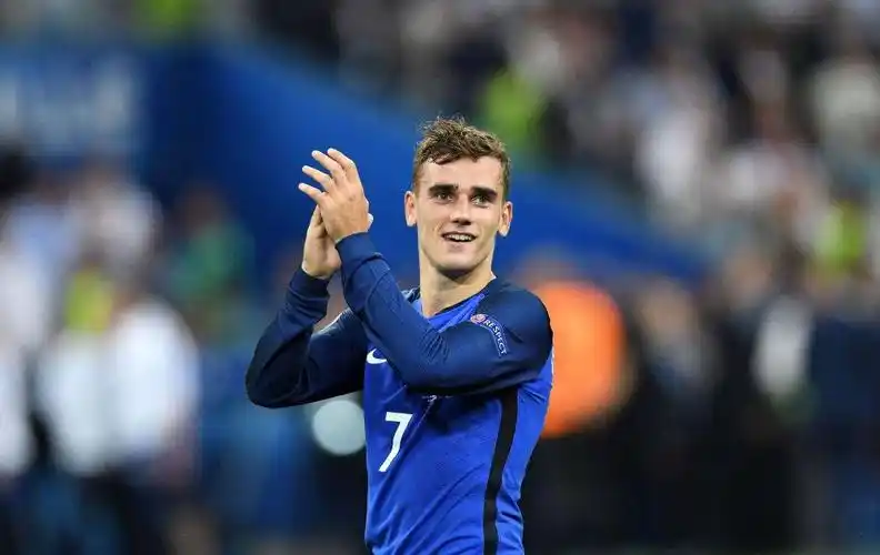 在2016年,格列兹曼领衔的法国队在欧洲杯决赛输给了c罗领军的葡萄牙