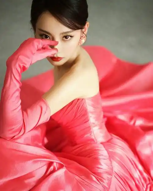 张嘉倪红色抹胸连衣裙优雅时尚写真_造型_整体_大气