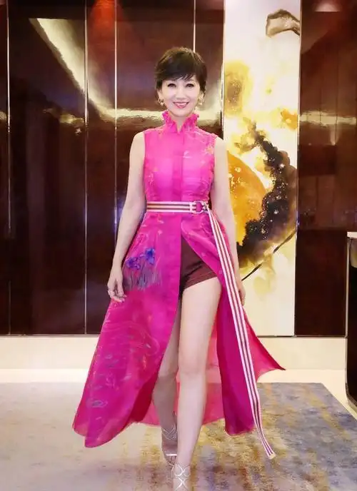 64岁赵雅芝穿抹胸裙优雅迷人网友美了一辈子的女人