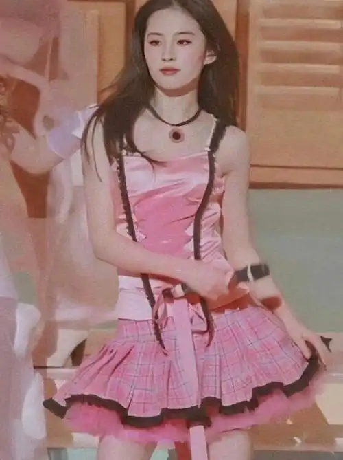 刘亦菲19岁"热舞照"曝光,穿短裙尽显大长腿,真是360度无死角